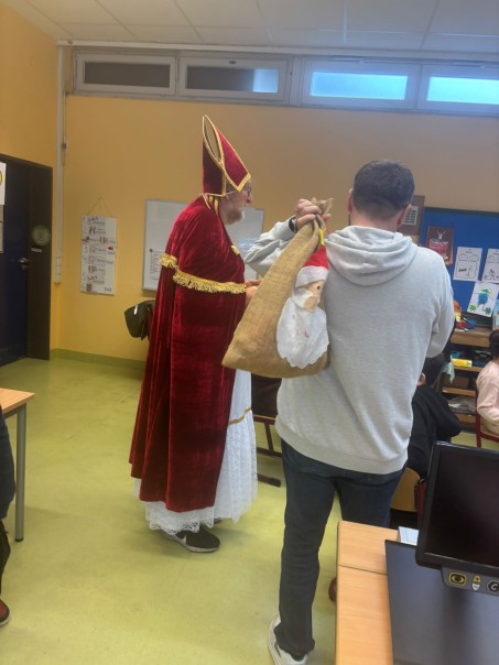 Nikolaus und sein Helfer in einem Klassenraum