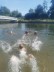 Fünf Kinder beim Schwimmen im See