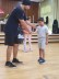 Breakdancetrainer und Kind interagieren