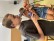 Kind beatboxt ins Mikrofon