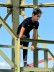 Kind klettert im Parkour