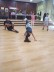 Kind tanzt breakdance