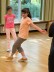 Mädchen tanzt breakdance 