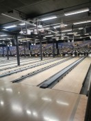 Bowlinghalle mit vielen Bowlingbahnen