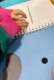 Hand, die gerade Punktschrift liest