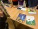 Kinderhände lesen Punktschrift aus Büchern 