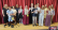 Entlassschüler:innen und ihre Klassenleitungen stehen auf einer Bühne in der Aula 