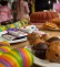 Leckereien wie Muffins und Waffen auf einem Tisch 