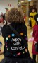 Kind mit „Happy with Konfetti“-Shirt
