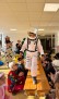 Schüler mit einem Astronautenkostüm balanciert auf einer Sitzbank 