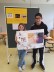 Schüler und Schülerin halten ein Plakat gegen Rassismus 