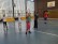 Schülerinnen und Schüler tanzen in der Sporthalle der Schule 