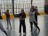 Schülerinnen und Schüler tanzen in der Turnhalle der Schule 