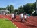 Schülerinnen und Schüler laufen auf der Lauffläche beim Langlauf