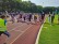 Schülerinnen und Schüler stehen startklar auf der Lauffläche des Sportplatzes und sind bereit für den Langlauf