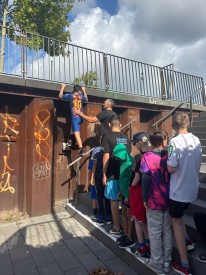 Mehrere Schüler:innen beim Tauziehen