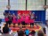 Schülerinnen und Schüler tanzen in pinken Kostümen
