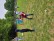 2 Schüler spielen mit den Hula-Hoop-Riefen 