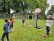 Schüler versucht einen Ball in den Basketballkorb zu werfen 