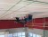 3 Jugendliche sitzen auf Sportmatten in einer Turnhalle 
