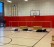 3 Jugendliche liegen auf Sportmatten in einer Turnhalle 