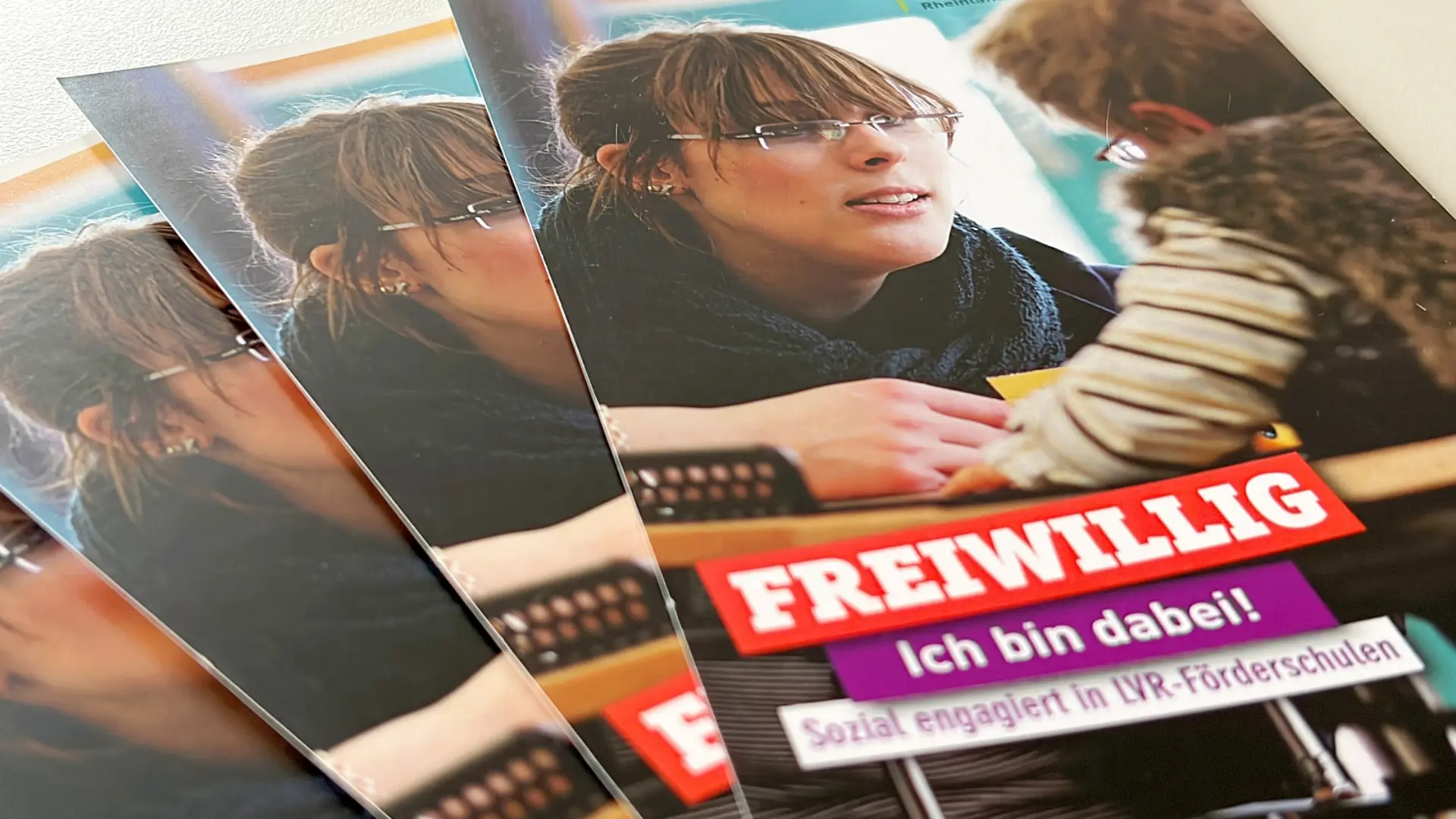 Vier Broschüren aufgefächert: "Freiwillig. Ich bin dabei! Sozial engagiert in LVR-Förderschulen."
