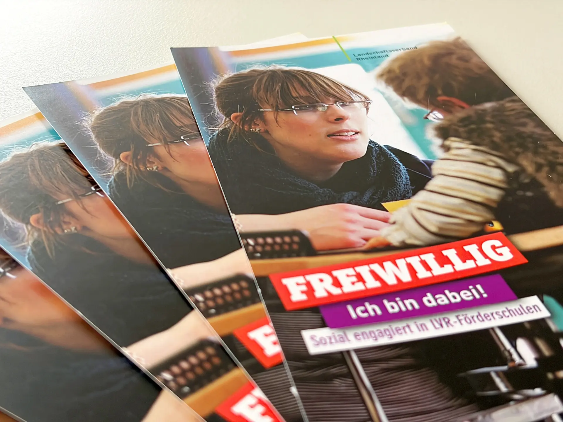 Vier Broschüren aufgefächert: "Freiwillig. Ich bin dabei! Sozial engagiert in LVR-Förderschulen."