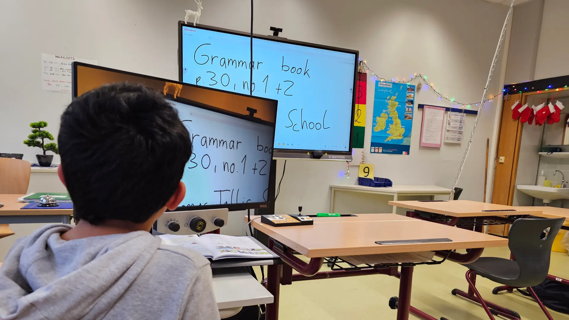 Eine blaue und eine gelbe etwa kindergroße Figur im Stil von Keith Haring gemalt an einer weißen Wand. Die Figuren halten sich an der Hand. Zwischen ihnen ist ein rotes Herz gemalt.