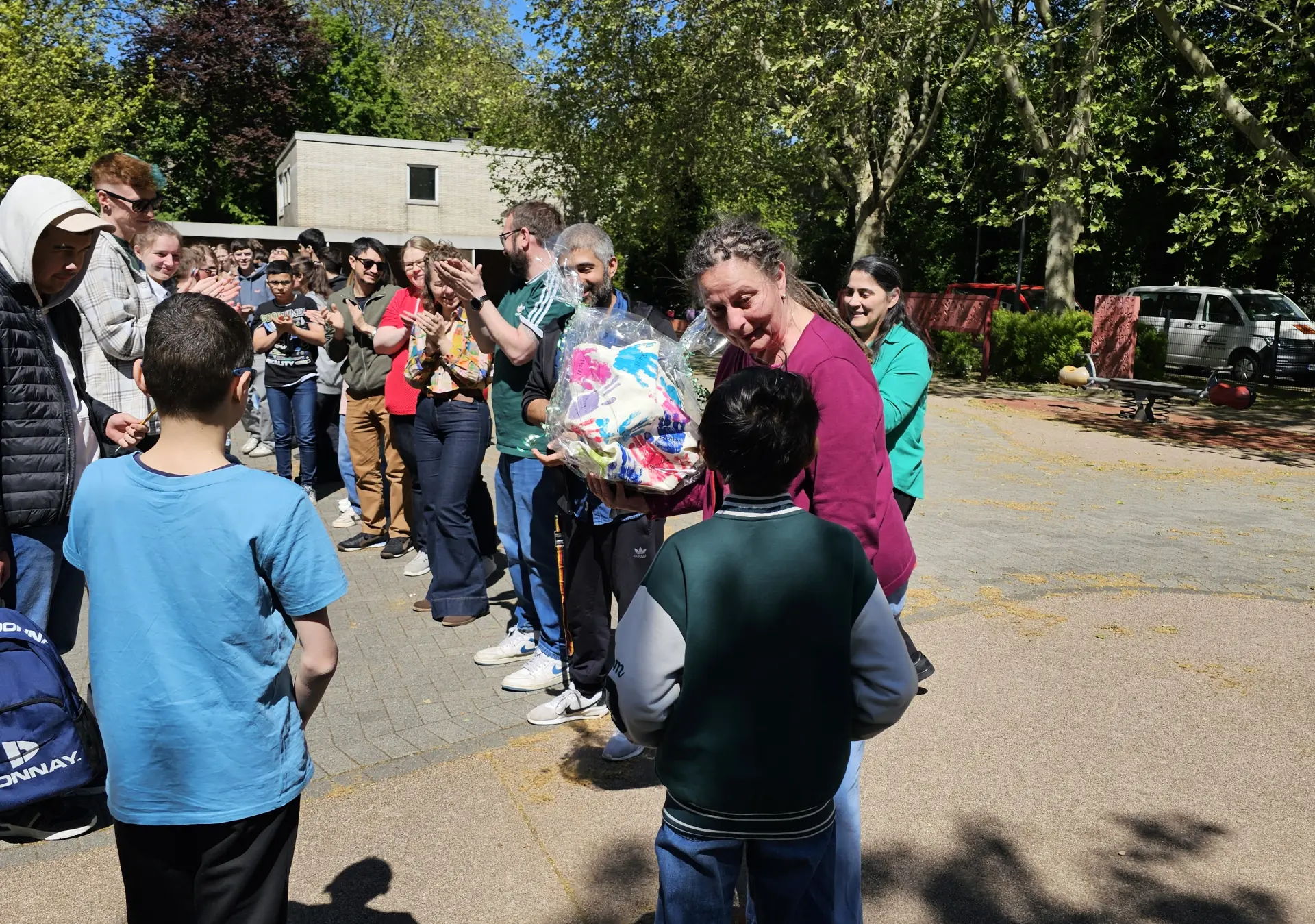 Mehrere Schülerinnen und Schüler stehen auf der Bühne und führen ein Theaterstück auf. 