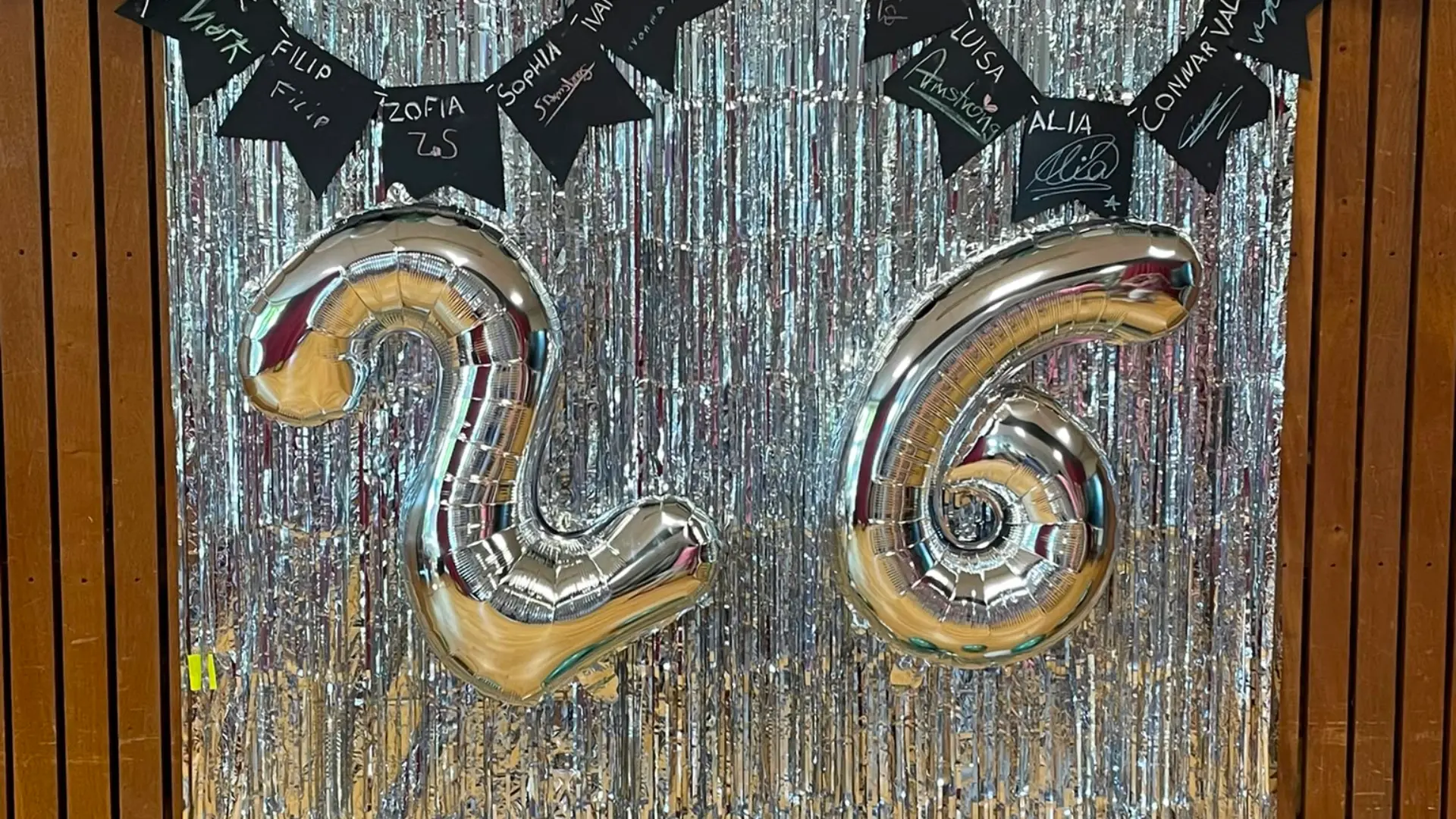 Abschiedsdekoration mit Luftballons und großer 26