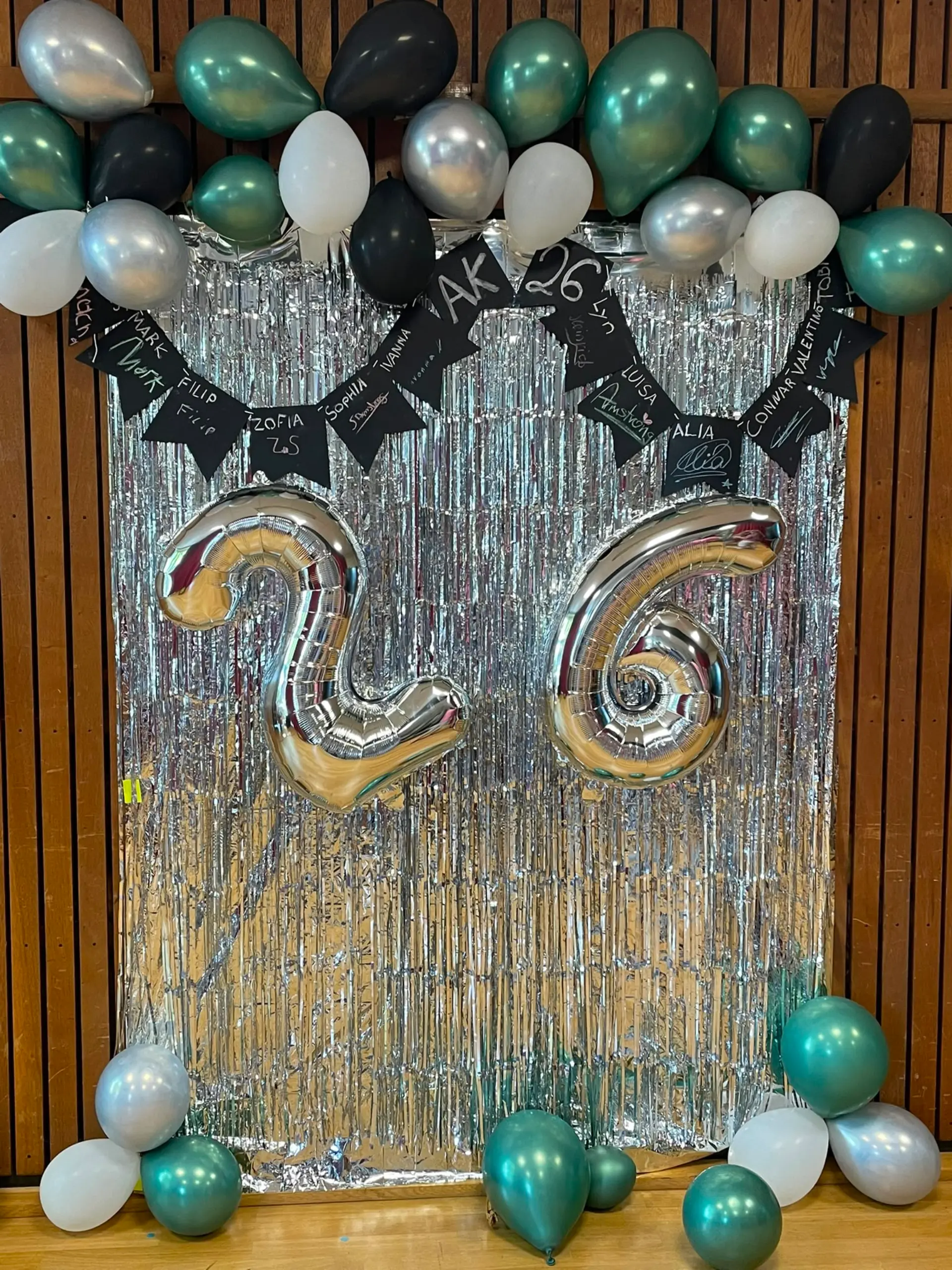 Abschiedsdekoration mit Luftballons und einer 26