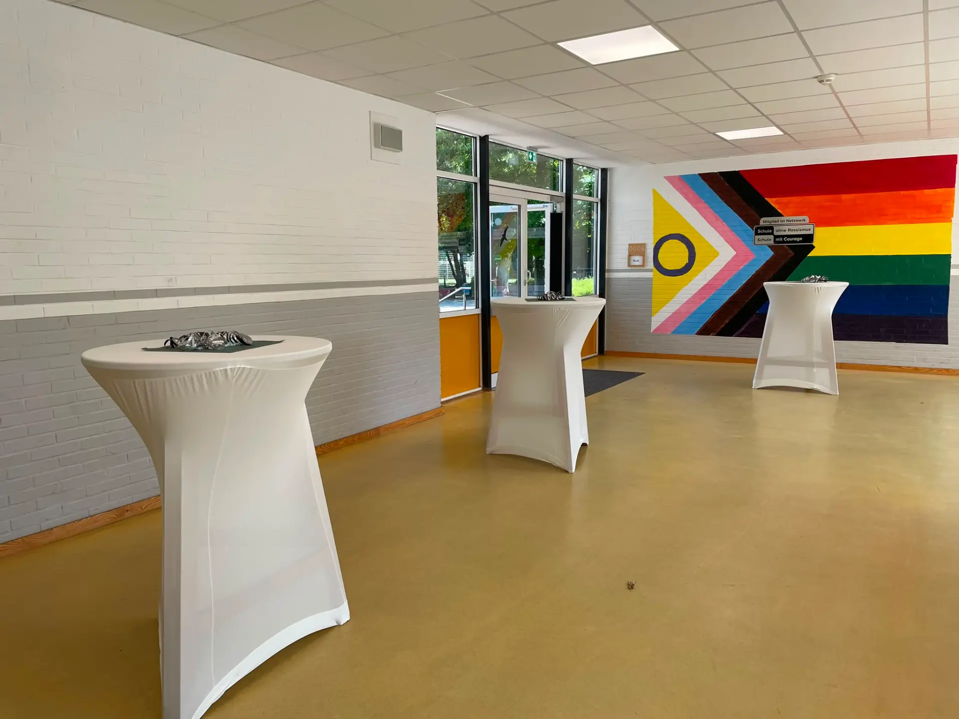 Stehtische in der Pausenhalle