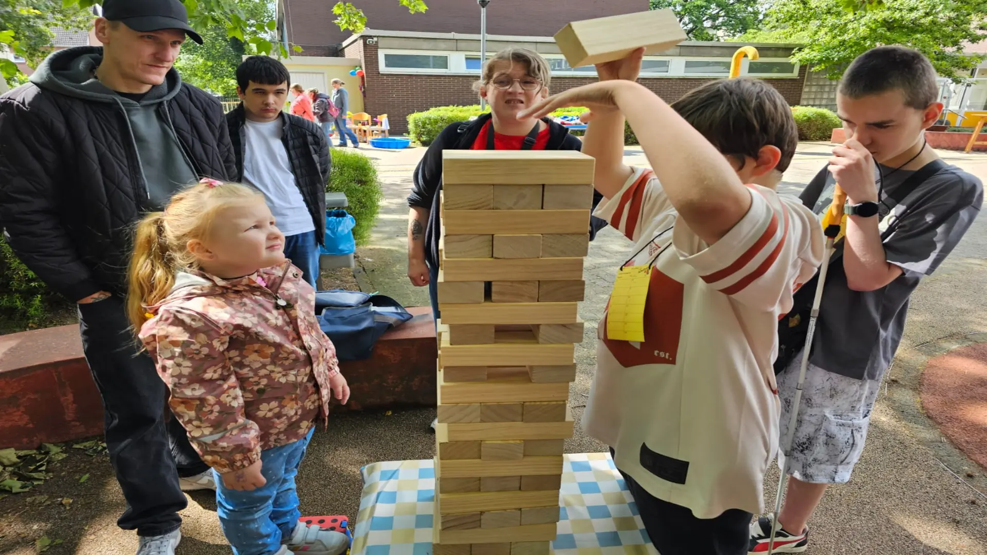 Mehrere Schülerinnen und Schüler stehen auf der Bühne und führen ein Theaterstück auf. 