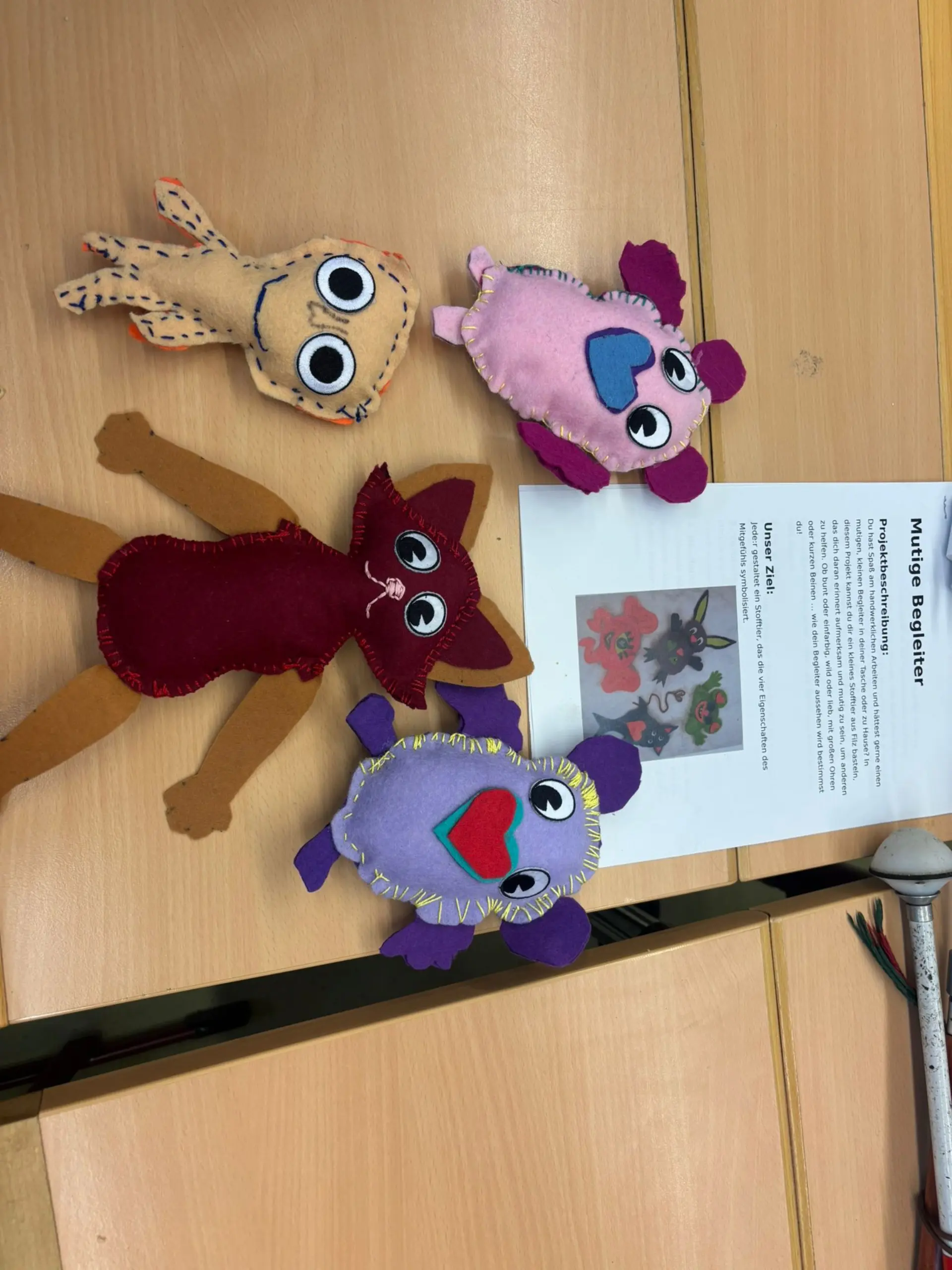 Kleine selbstgebastelte Stofftiere aus Filz auf einem Tisch