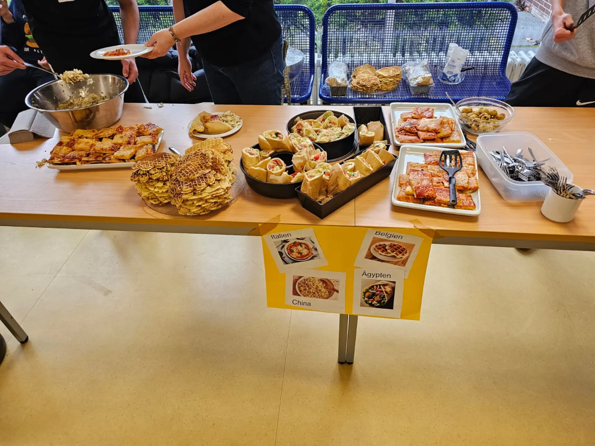 Essen aus verschiedensten Kulturen aufgebaut auf einem Tisch als Buffet 