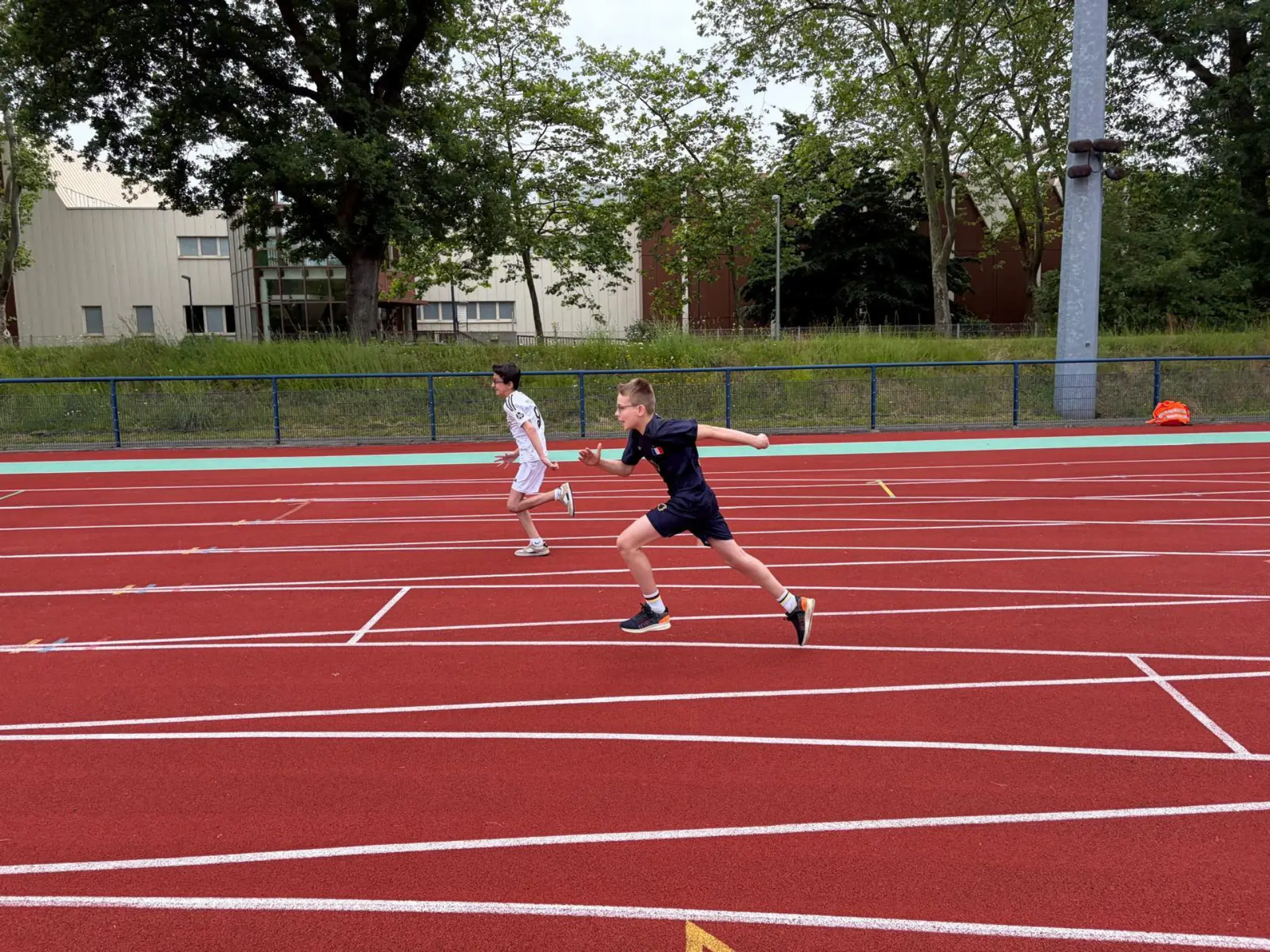 Zwei Schüler sprinten auf der 100m-Bahn 