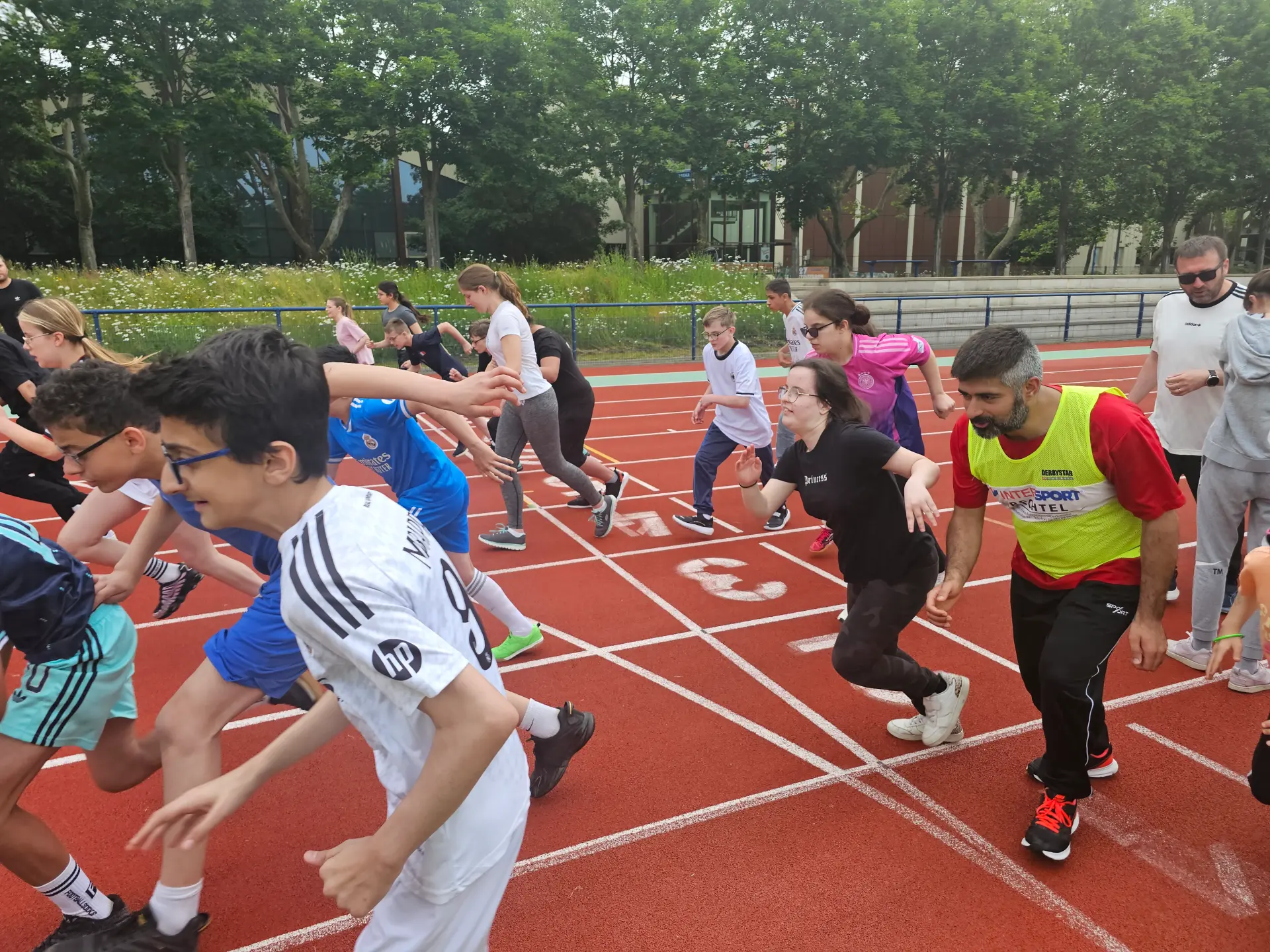 Mehrere Schülerinnen und Schüler starten alle gemeinsam beim 80m-Lauf 