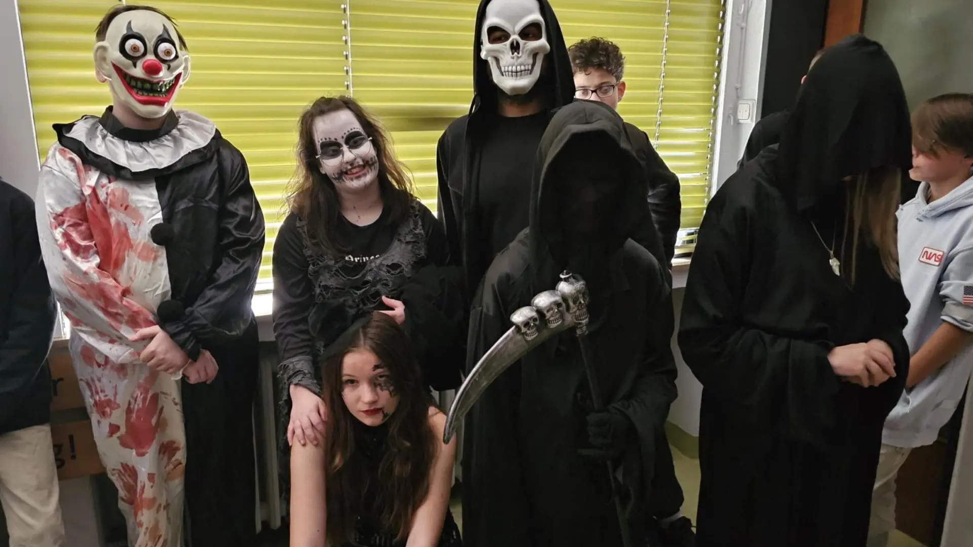 Eine Gruppe Jugendlicher in Halloween-Kostümen.