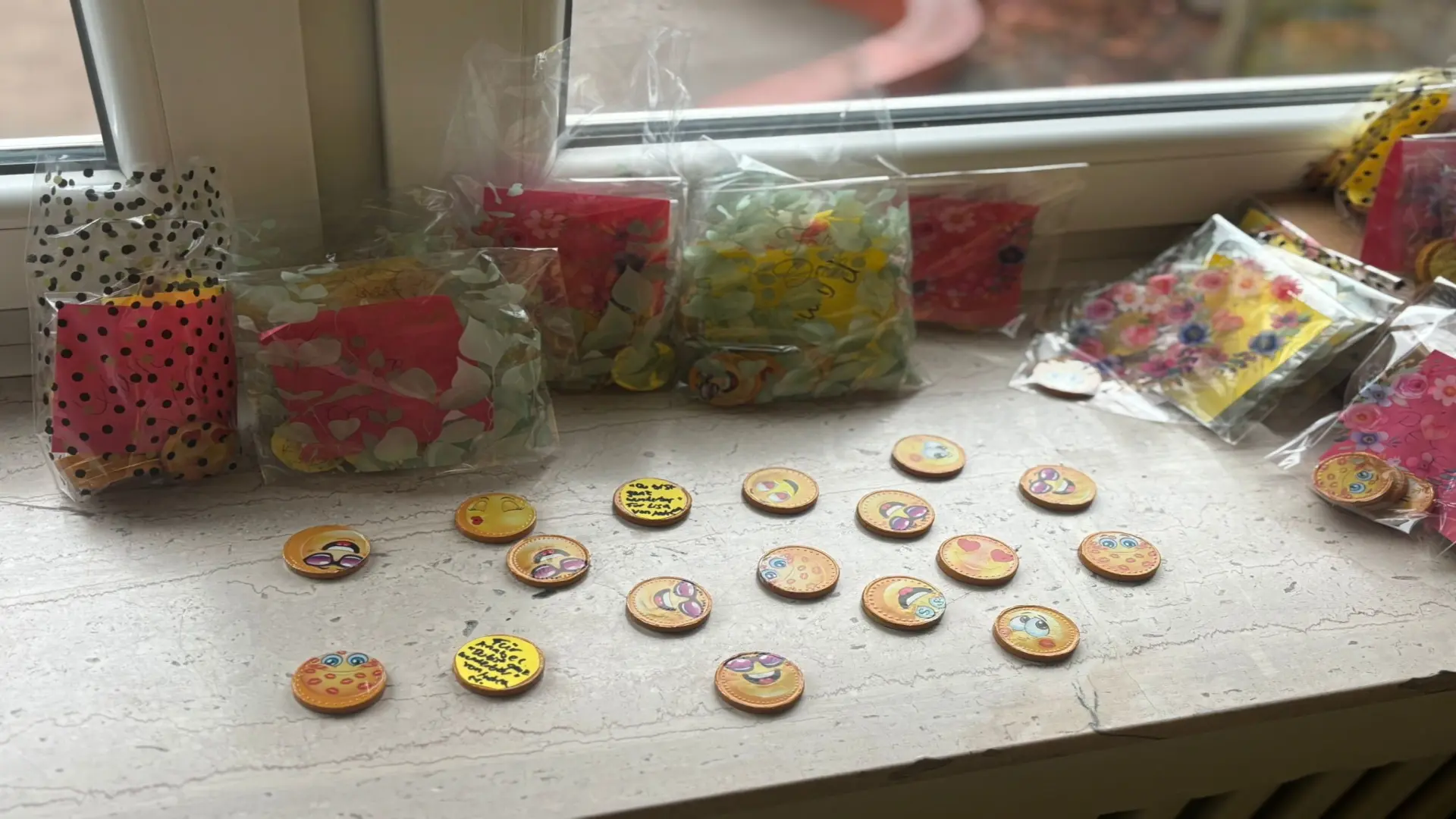 Ein älterer Herr steht, in ein Nikolauskostüm gekleidet, vor einer Fensterbank.