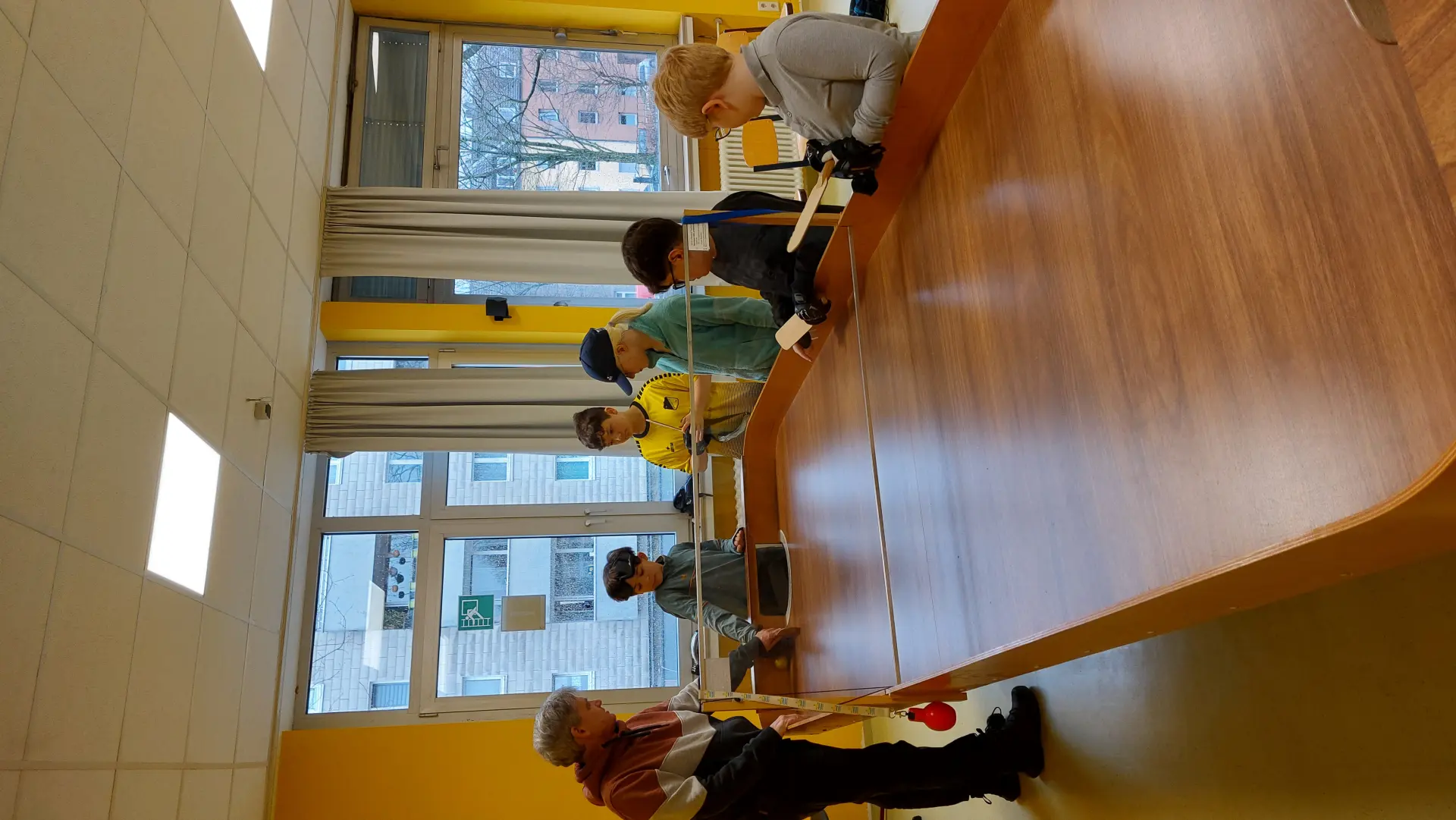 Mehrere Schüler:innen stehen um eine Showdownplatte herum und tragen eine Augenbinde 