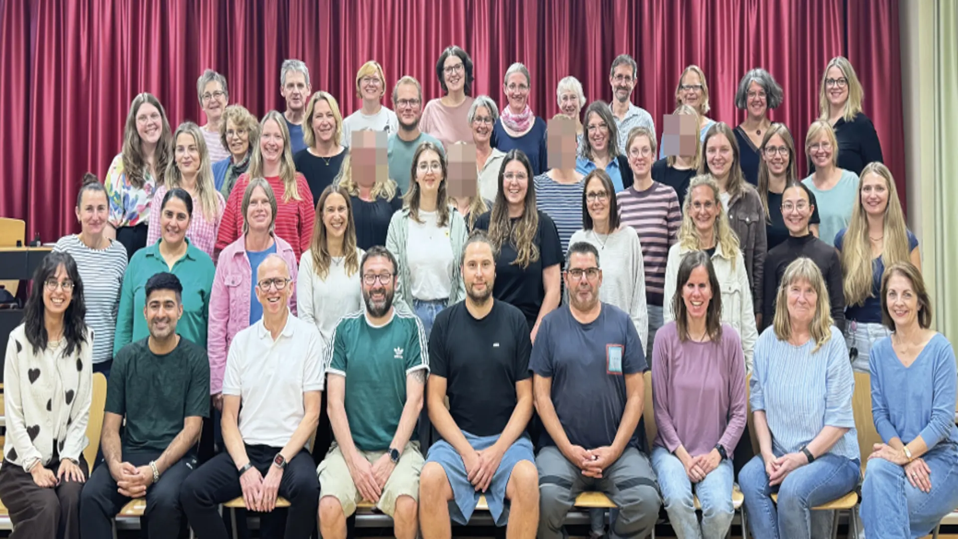 Gruppenbild aller Lehrer*innen der LVR-Johanniterschule