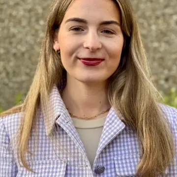 weibliche Lehrkraft mit blonden Haaren