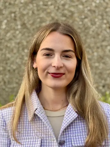 weibliche Lehrkraft mit blonden Haaren